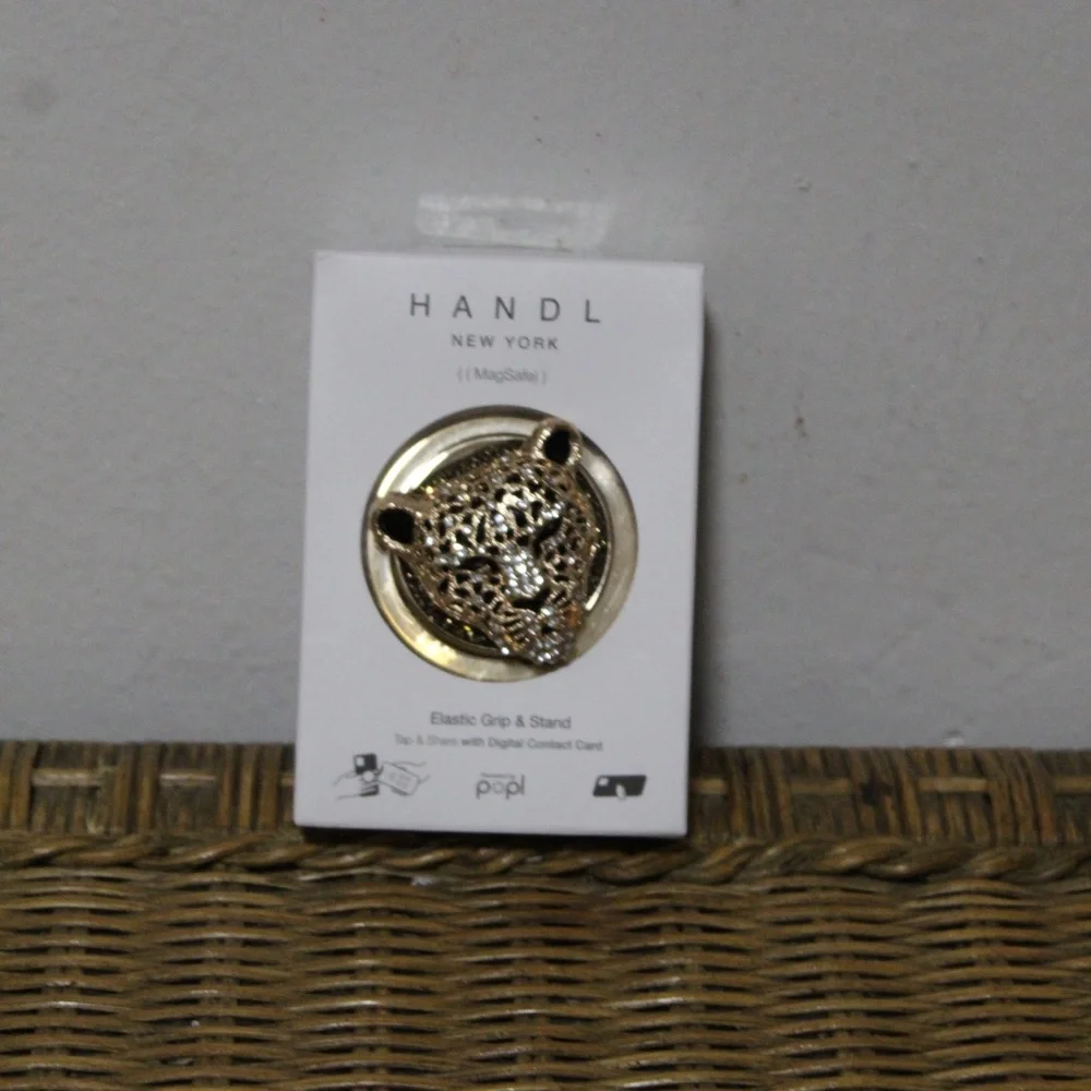 Handl New York MagSafe. Elastic Grip & Stand. Rhinestone Cheetah Head.